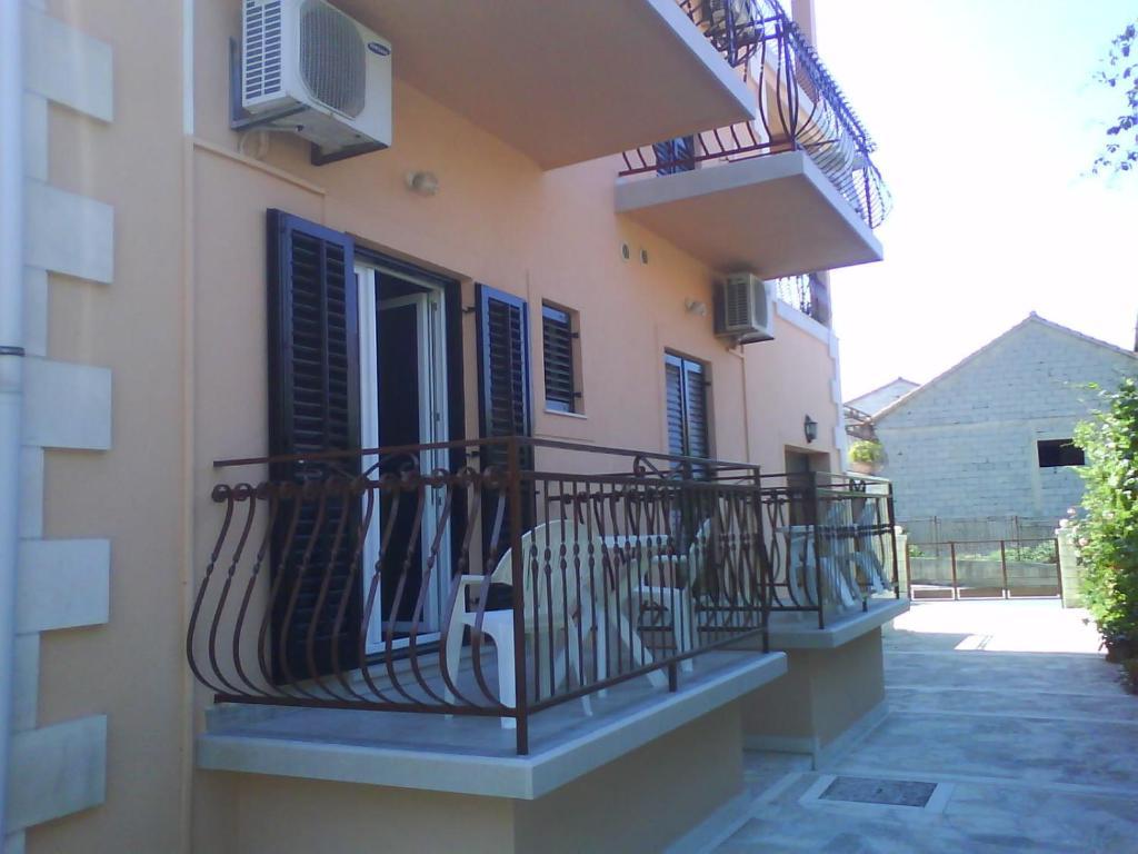 Rooms & Studio Villa Tatjana Supetar Buitenkant foto